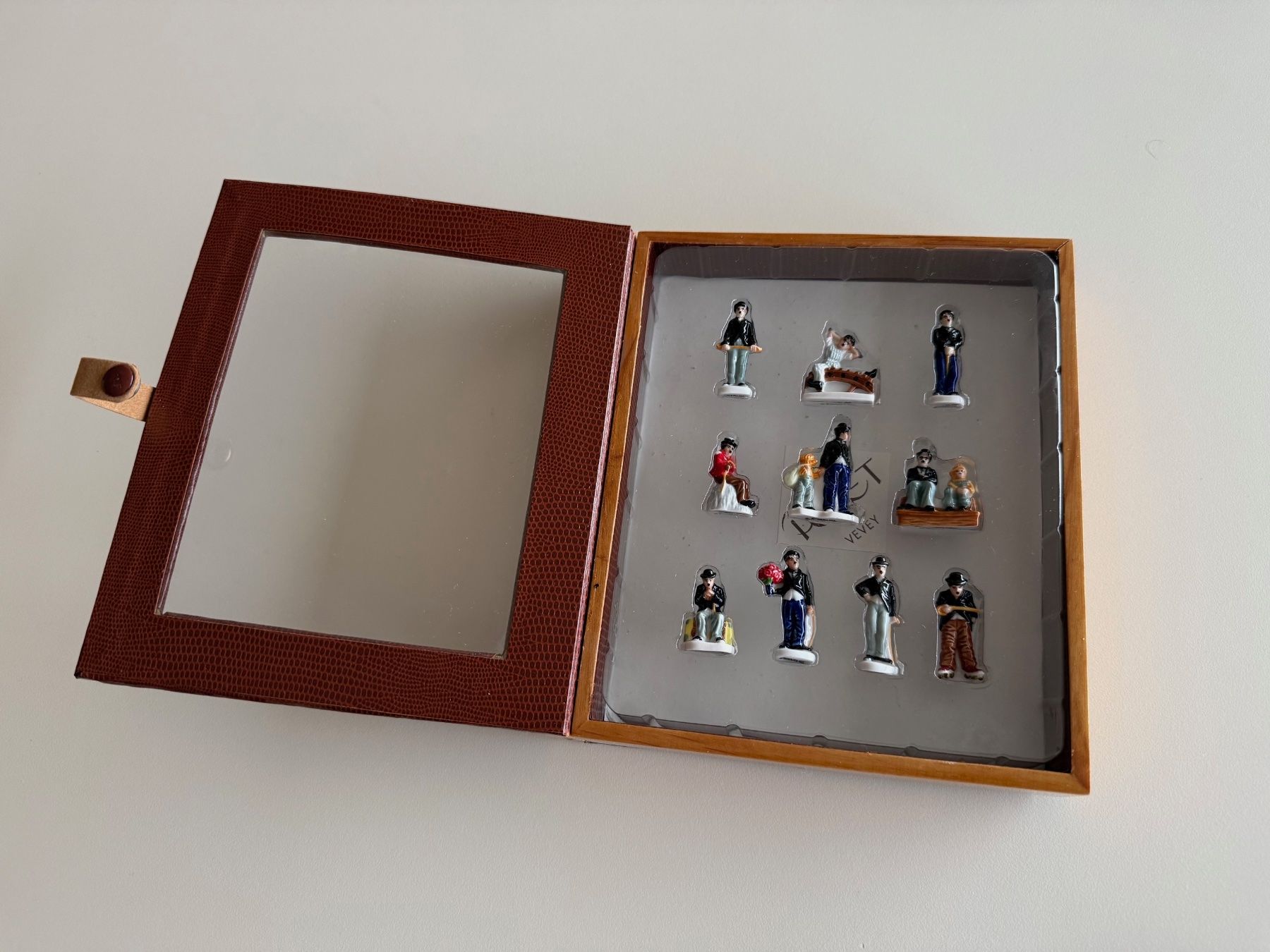 Statuette: Charlie Chaplin, 10 Fèves – Nuovo e nell'imballaggio originale da St-Gingolph venduto da GoldenKeys 4