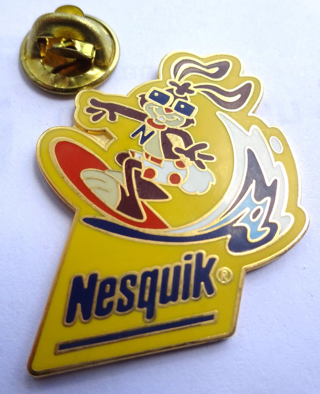 Plaketten & Abzeichen: 2 Pin Nesquik Hase mit Ball – Gebraucht aus Utzenstorf von BUtter81 1