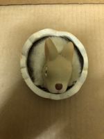 Hase in Eierschale stehend