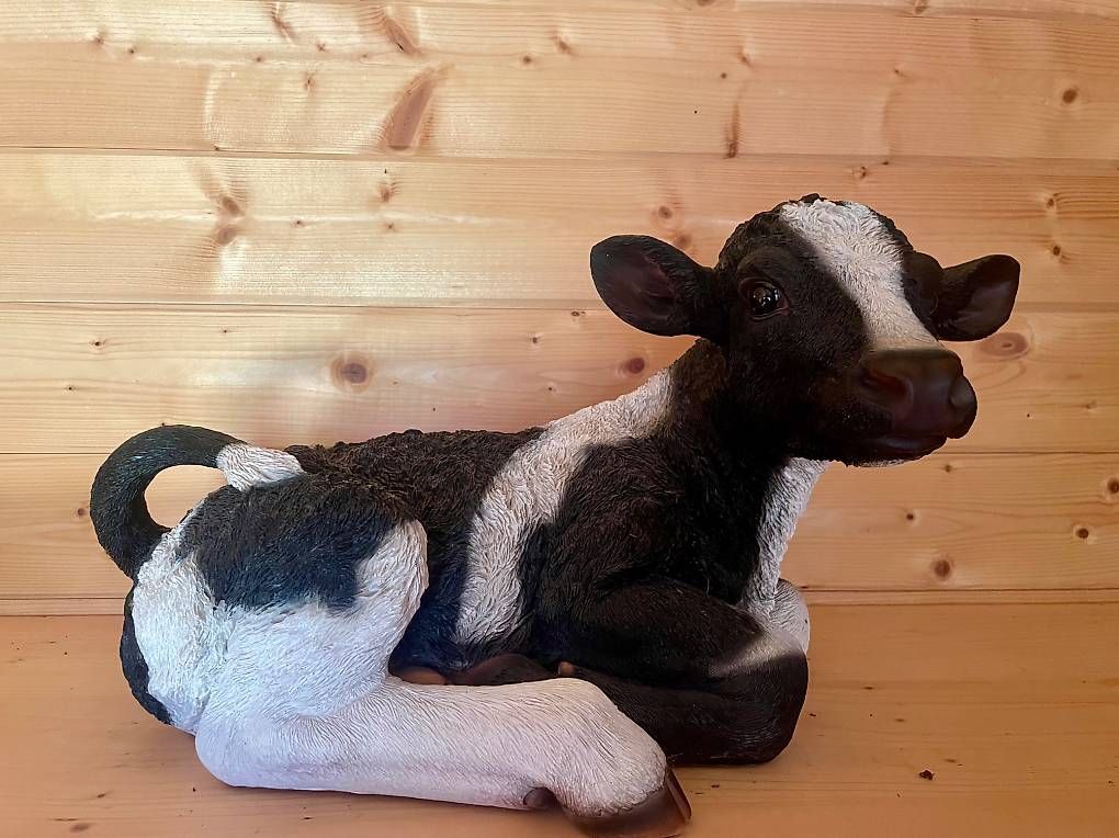 Figurines: Statue vache noir et blanche assise – D'occasion à Mayens-de-Chamoson par oce_h5ct