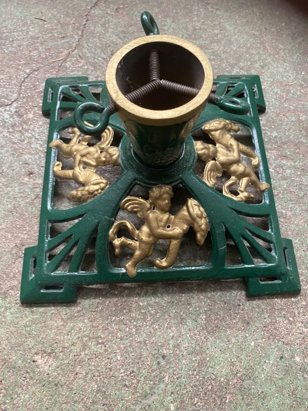 Christbaumständer: Weihnachtsbaumstaender mit Engeln grün/gold Eisen alt – Gebraucht aus Wallisellen von skorpion-11 1