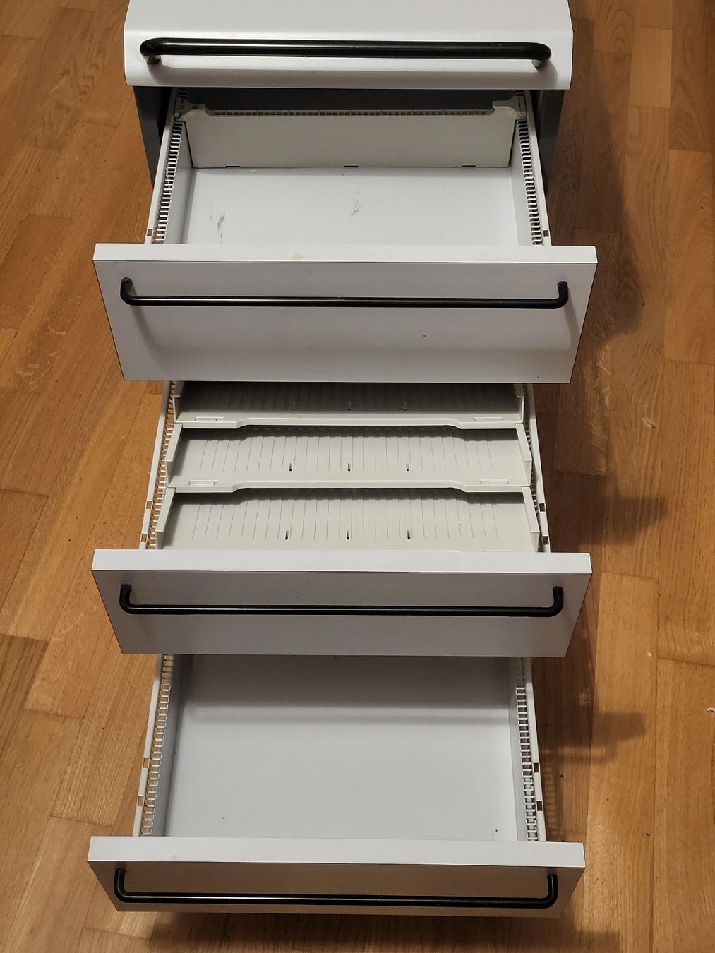Korpus: Bürokörper / Rollconteiner – Gebraucht aus Wallisellen von Mintrubber 1