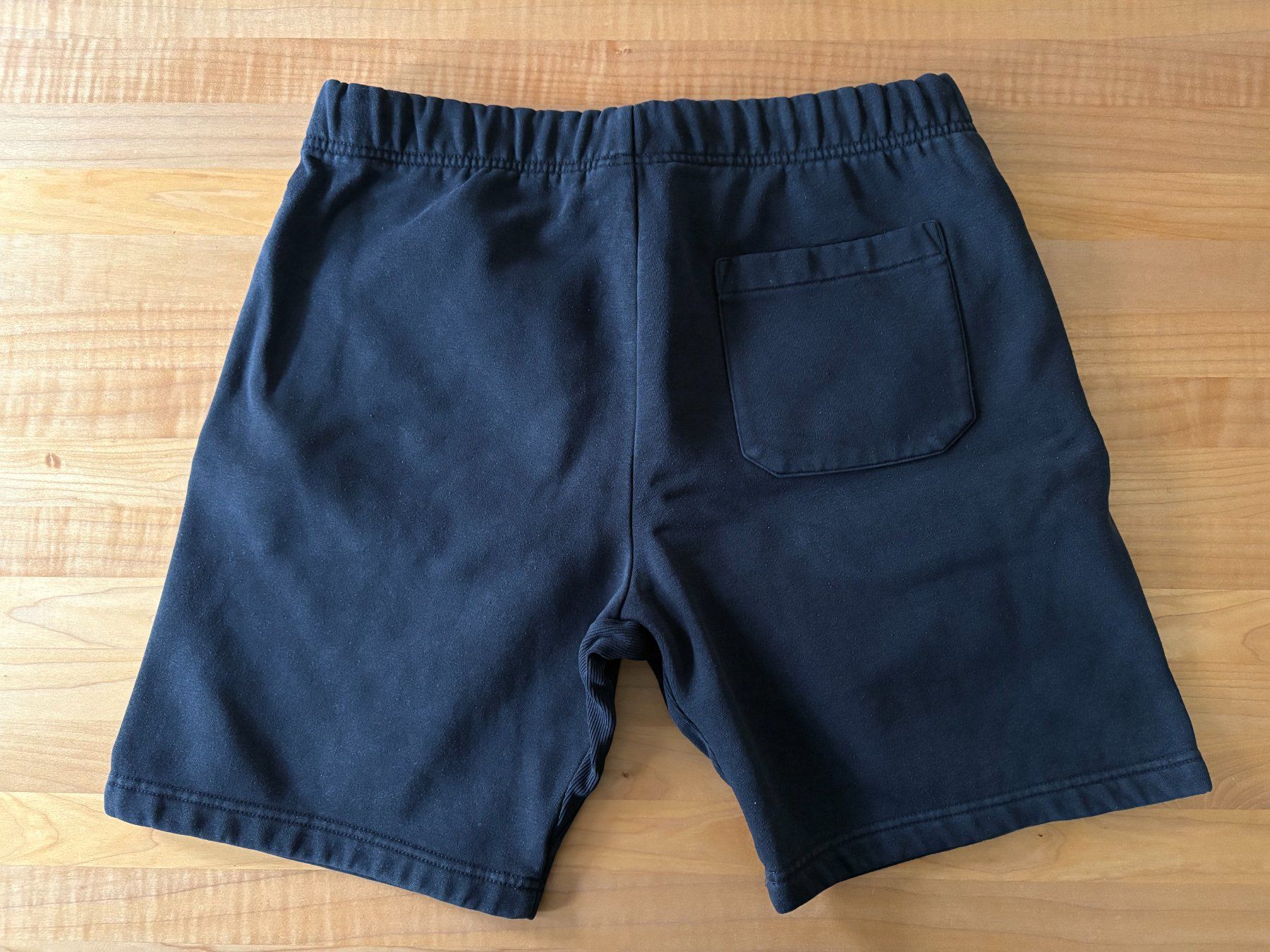 Carhartt Pantaloni: Carhartt WIP Chase Sweat Short Mitternachtsblau – Usato da Muri AG venduto da as.secondary 1