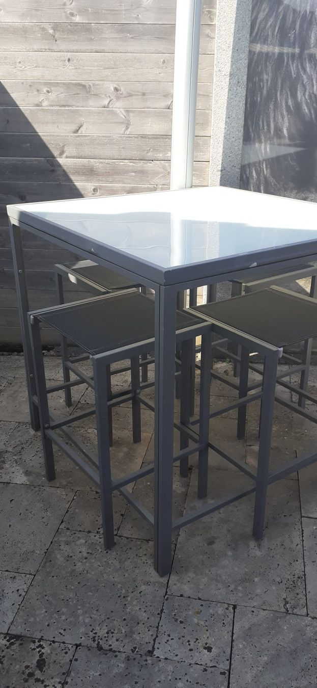 Tischset: Bartisch mit 4 Hocker – Gebraucht aus Niederönz von mola-one