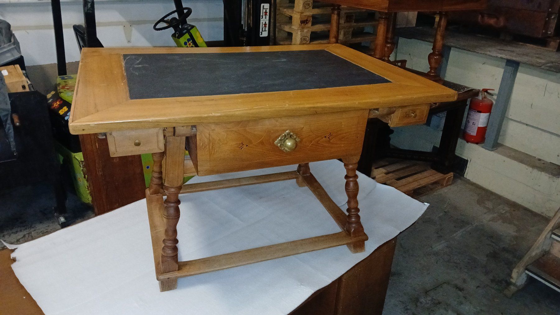 Tables: Einsigartiger Tisch – D'occasion à Rapperswil SG par amb_2xc6 2