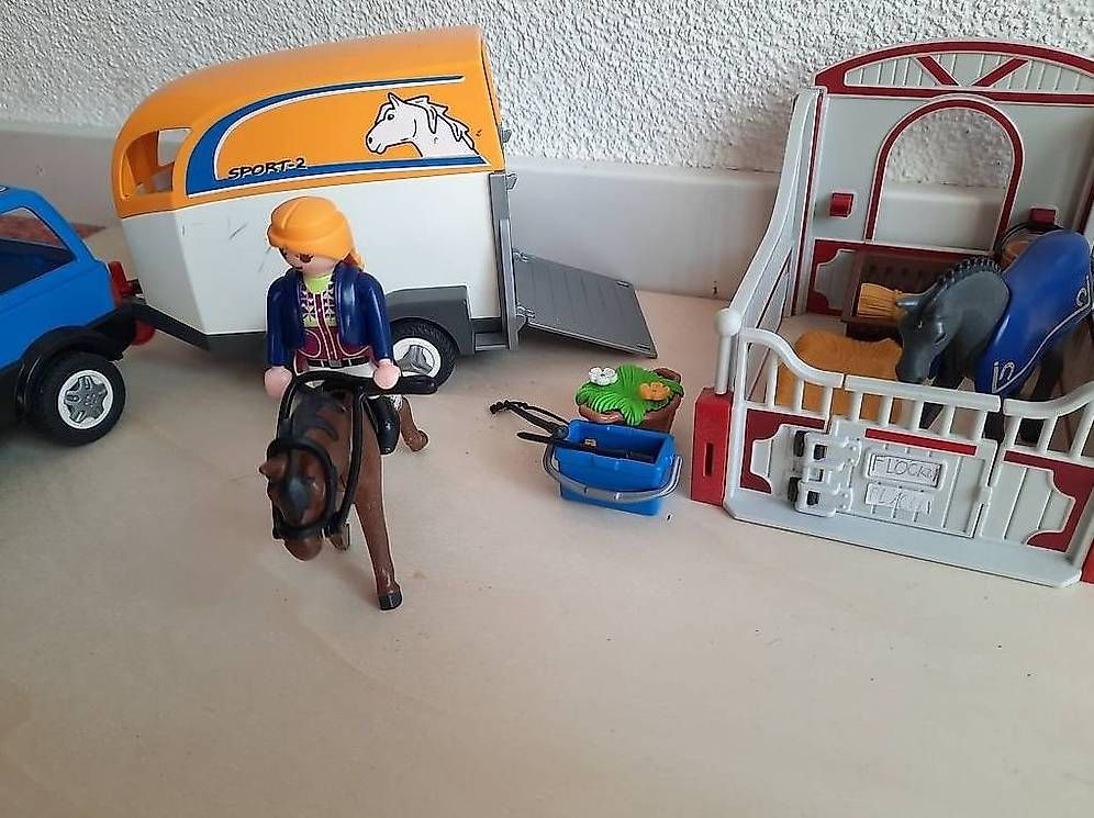 Giocattoli: Pferdeanhänger mit Stall – Usato da Mammern venduto da hel_89ys 2