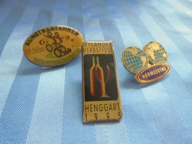 Plaketten & Abzeichen: 3 Pins – Gebraucht aus Hinwil von Glasperlen