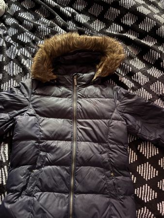 Warme Winterjacke mit Kunstpelz-Kragen Grösse 140 Kinder