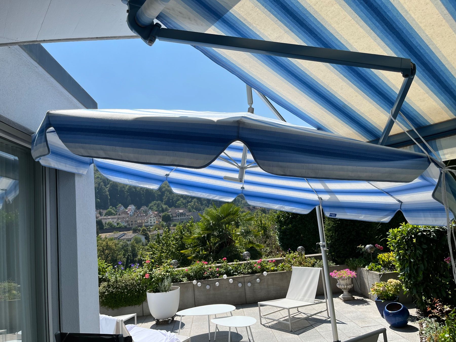 Parasols: Sonnenschirm gross weiss-blau – D'occasion à Nussbaumen AG par car_7b54 2