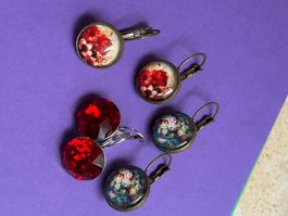 3 Ohrenhänger mit Blumen, rot- blau