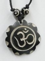 Halskette Om Symbol mit Anhänger aus Knochen