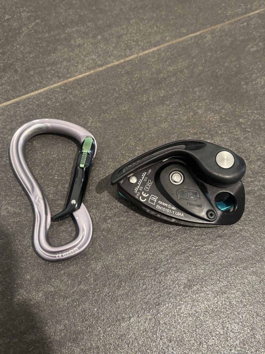 Attrezzatura da arrampicata: Petzel Grigi mit Karabiner BlackDiamond – Usato da Sirnach venduto da Fabrice--_-- 1