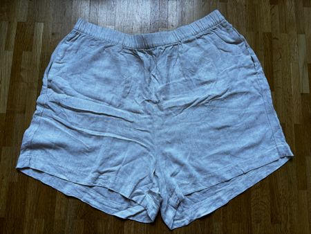 Short WEEKDAY Taille 44 en lin, parfait pour l'été!