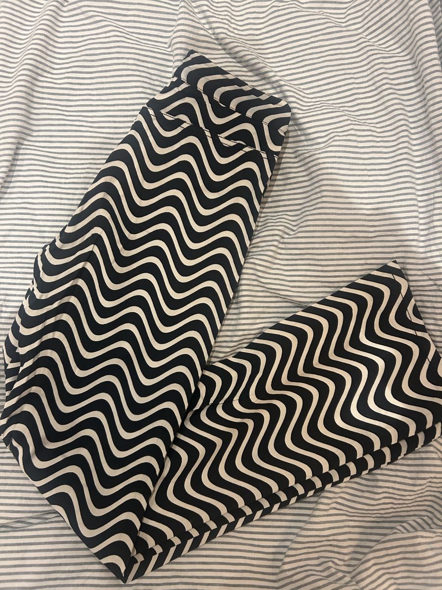 Pull&Bear Pantaloni: Pantalon Pull&Bear à motifs vagues, taille S comme neuf! – Nuovo (secondo la descrizione) da Vesenaz venduto da emi_videsonarmoire