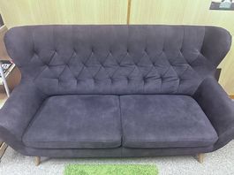 Elegantes 2-Sitzer-Sofa mit passendem Hocker