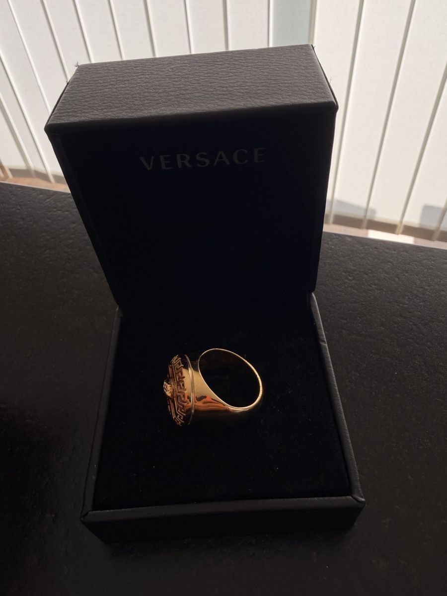 Versace Anelli: Authentic Vintage Versace Ring, Gold Tone, Size 9, Gift! – Usato da Avenches venduto da ivk_tzw5 1
