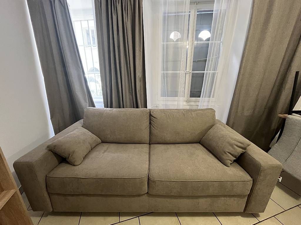 Conforama Divani: Canapé-lit deux places – Usato da Fribourg venduto da tettamanti.viola