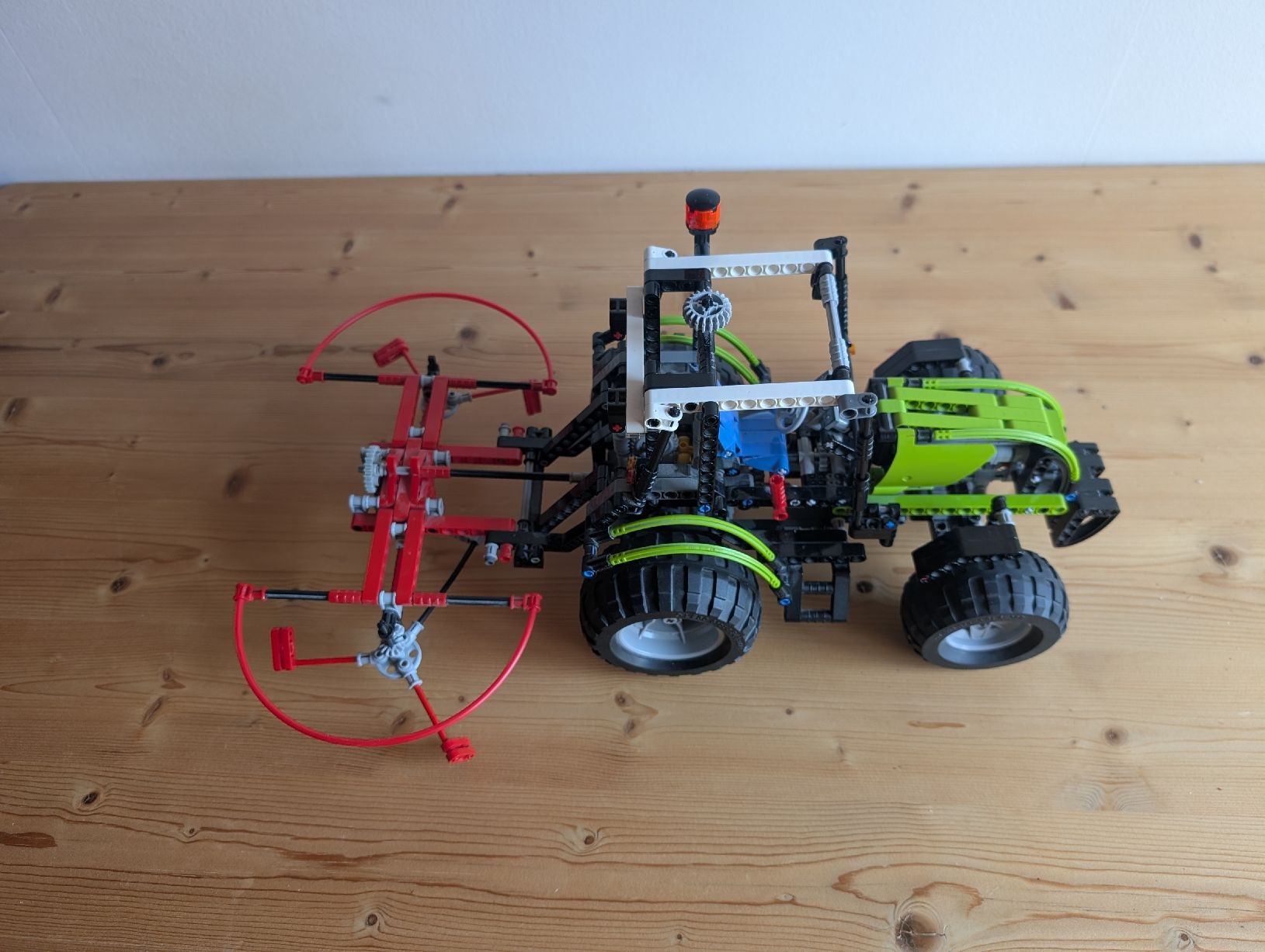 Lego Kit di costruzioni: LEGO Technic Grosser Traktor mit Heuwender – Usato da Widnau venduto da angiel02 3