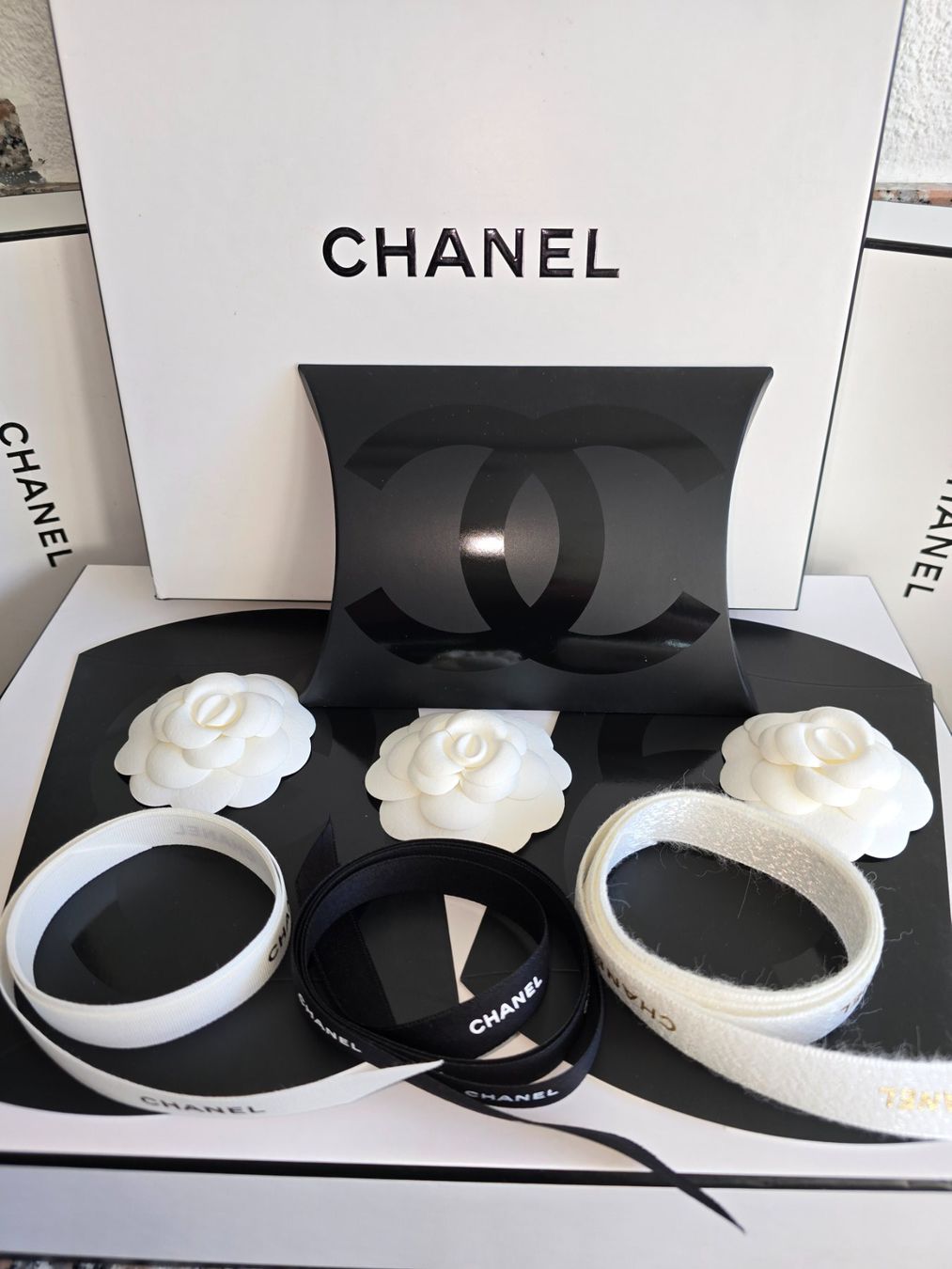 Chanel Sacs: Chanel Verpackung Bänder Kamelien – Neuf avec emballage d'origine à wallisellen par funkelsternchen5