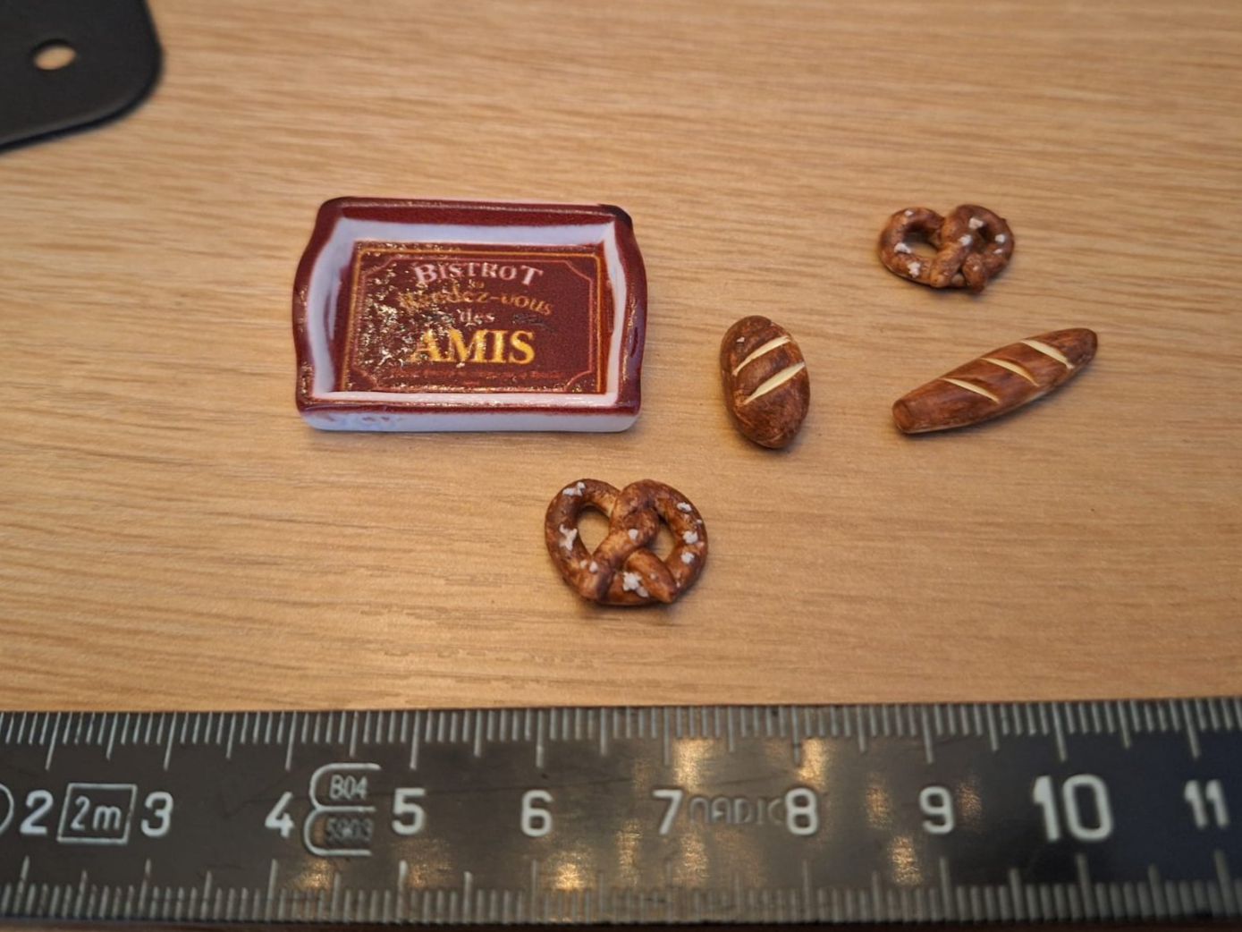 Case e mobili per bambole: Handmade Bretzel Laugenstangen Tablett – Nuovo (secondo la descrizione) da Zürich venduto da HandmadeTinyFood 2