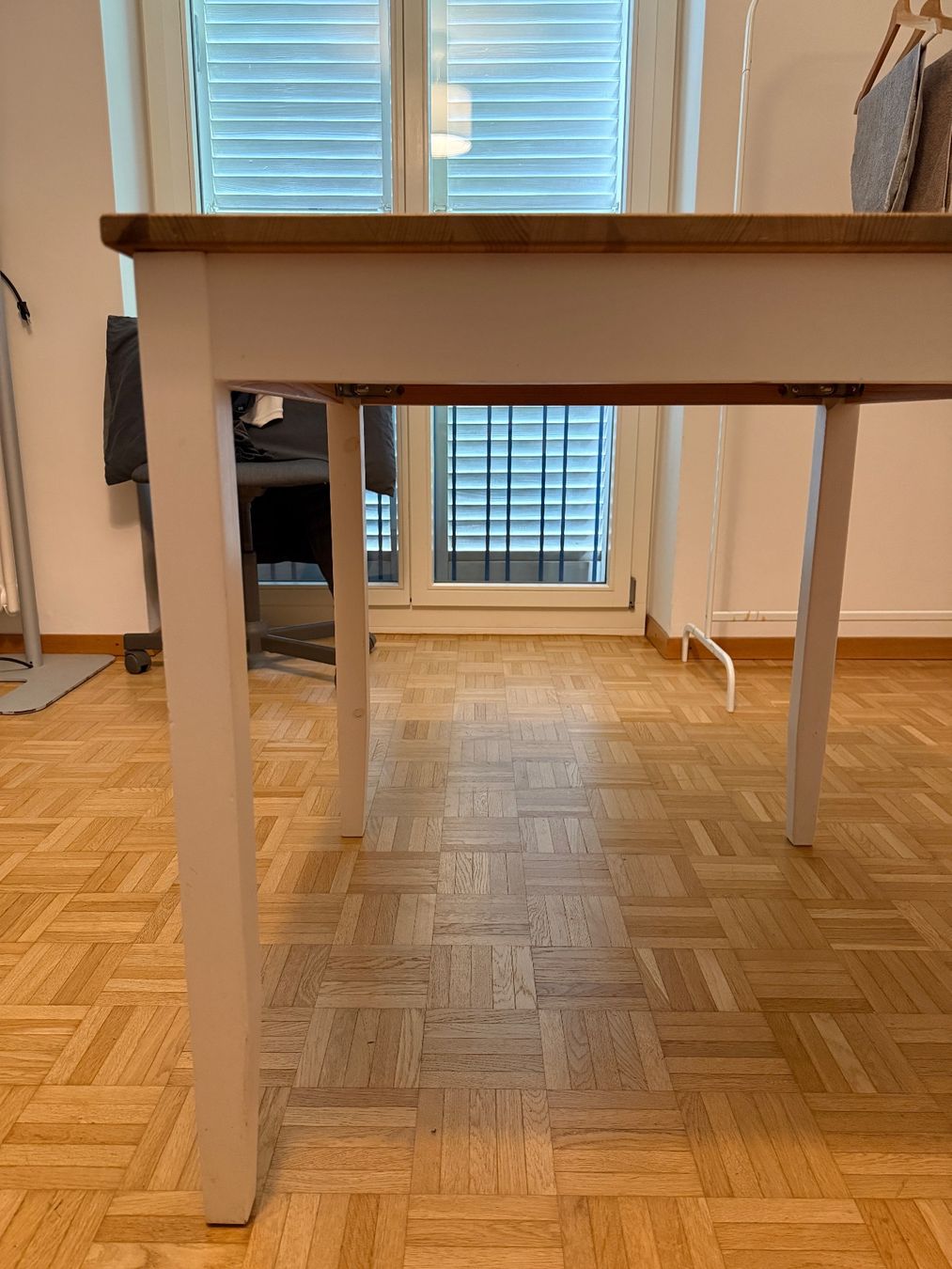 Scrivanie: Stylish Dining Table | Light Wood Top & White Legs | 4-Seate – Usato da Zürich venduto da Scott.B 1