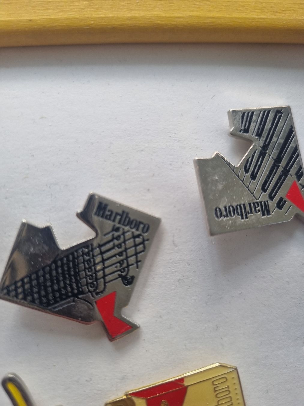 Marlboro Placchette & Badge: 6 Marlboro Pins – Usato da Adlikon b.Regensdf venduto da attila63 2