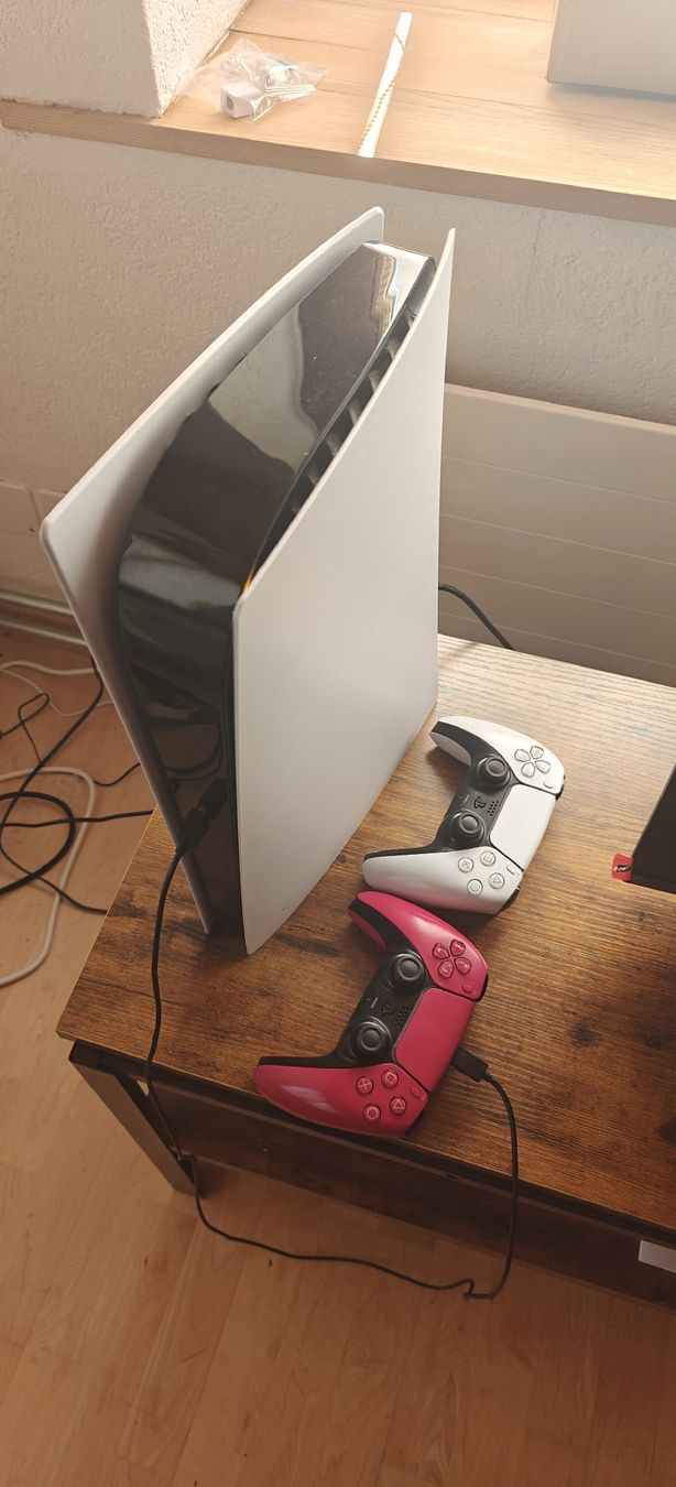 Sony Console: PS5 with two controllers – Usato da Mönchaltorf venduto da aar_l729 2