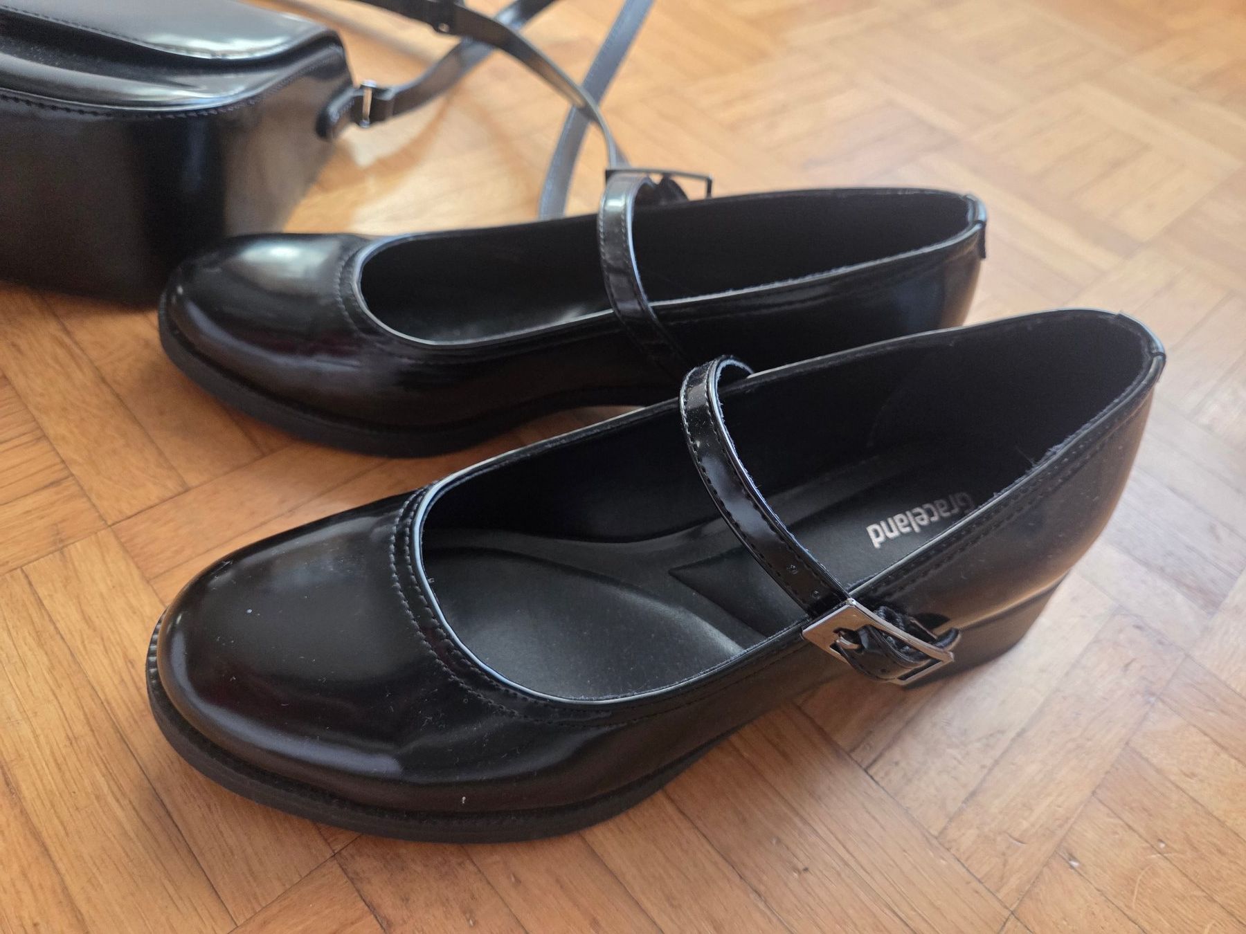 Chaussures femmes: Schuhe Gr. 39 plus schwarze Handtasche – D'occasion à Basel par Roundtrip 5