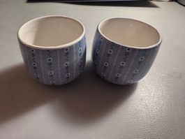 Zwei Keramikbecher im Landhausstil