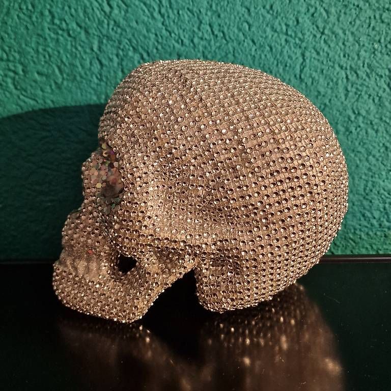 Statuette: Deko Totenkopf besetzt mit Steinen – Usato da Rickenbach LU venduto da blairwitch01