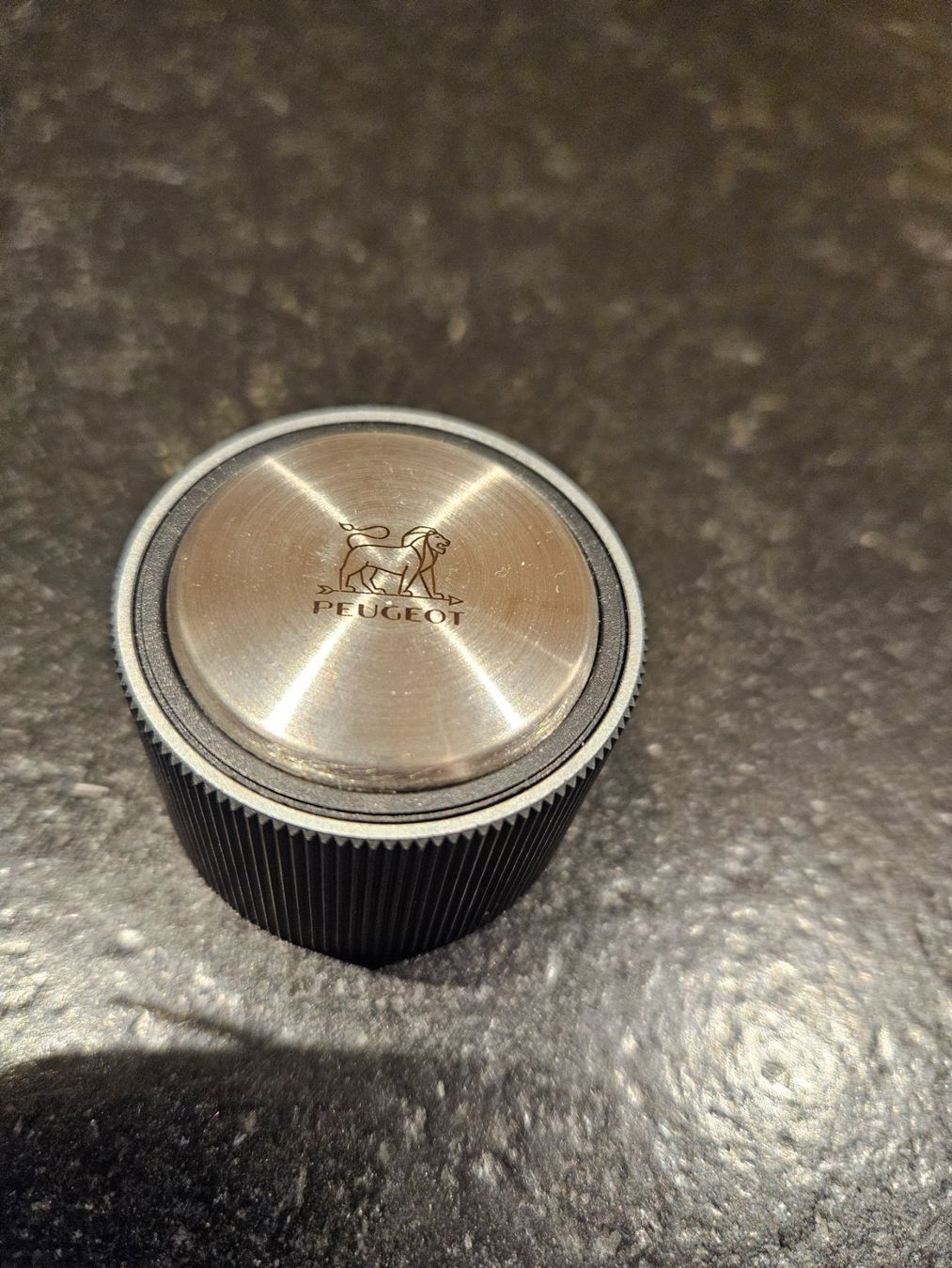 Peugeot Apribottiglie & Tappi per chiusura: Peugeot Line Reverse Korkenzieher Carbone – Usato da Wünnewil venduto da blechlefreak 7