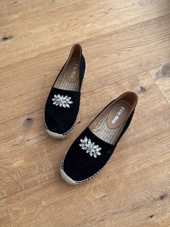 AB CHF 1.–: ORIG. CHANEL SANDALEN LEDER, RAFFIA & KAMILLE