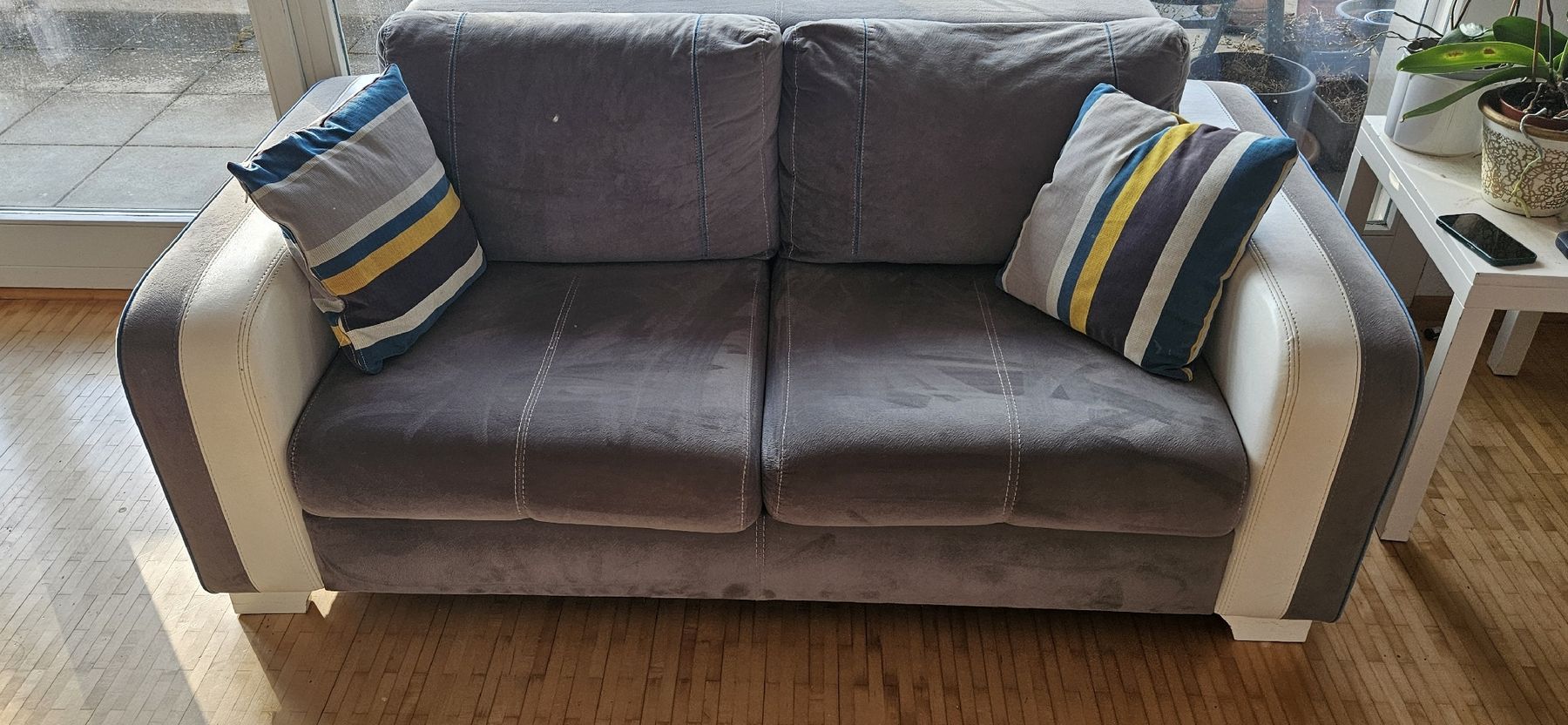 Sedie a sdraio: two sofas, an armchair, a TV stand and a stand lamp – Usato da Enggistein venduto da onu_7c28 4