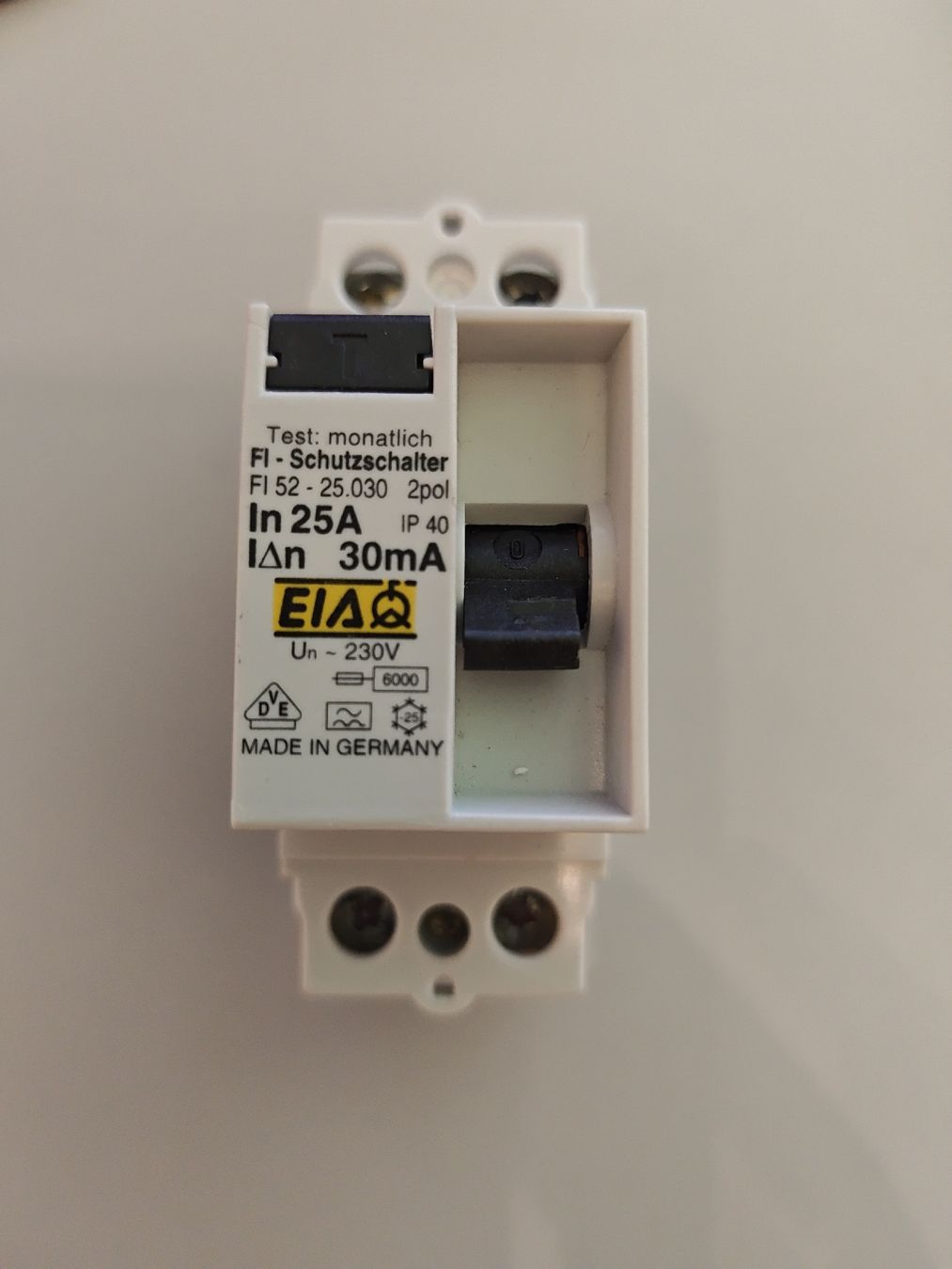 Componenti elettronici: FI Schutzschalter EIAQ 25A 30mA 2pol neu – Usato da Feusisberg venduto da KUDIBECK
