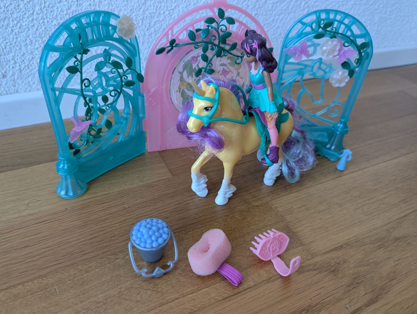 Spielzeuge: Unicorn Academy Ava, Leaf und Stall – Gebraucht aus Wädenswil von HummerZH