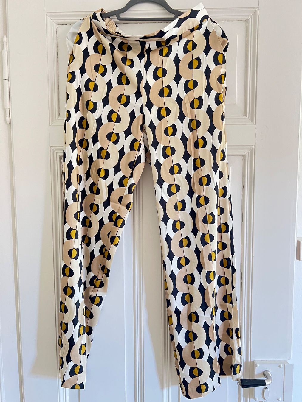 Zara Pantaloni: Zara Satinhose NEU im Retrodesign – Nuovo (secondo la descrizione) da Zürich venduto da Lotti243