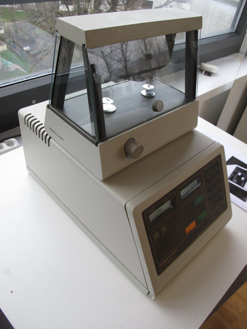Accessori da laboratorio: Perkin Elmer AD-4 Auto Balance Scale Microwaage – Usato da Zürich venduto da Wyssen2 2