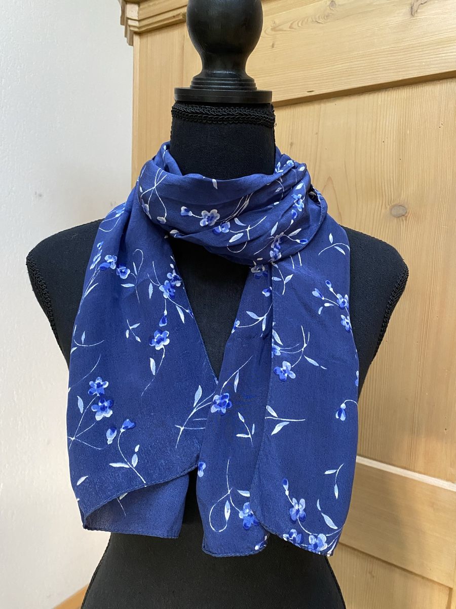 Fabric Frontline Foulard & Sciarpe: Blauer Seidenschal mit Blumenmuster - Top Zustand! – Nuovo (secondo la descrizione) da Buochs venduto da H16 1