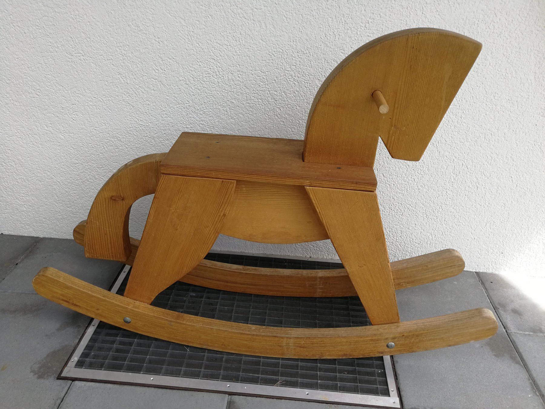 Spielzeuge: Schaukelpferd aus Massivholz – Gebraucht aus Rüderswil von CS80