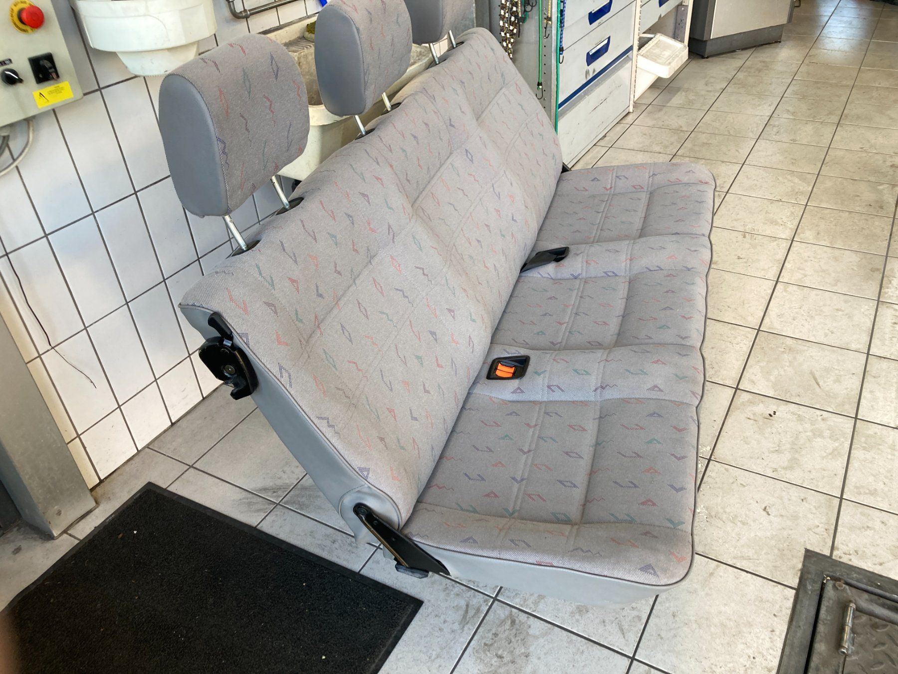 Volkswagen Tutti pezzi di ricambio auto: VW T4 Multivan Rücksitzbank Sitz – Usato da Cham venduto da WB2223 2