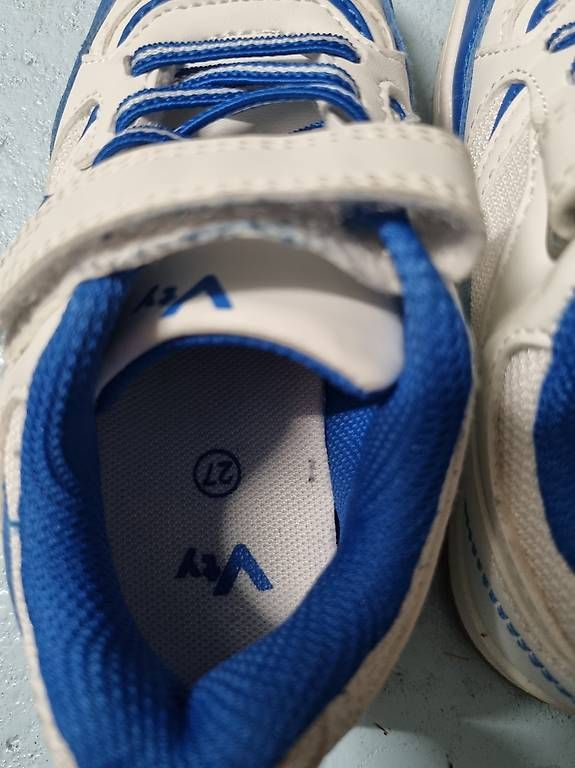 Scarpe per ragazzi: Vty Turnschuhe Indoor Gr 27 – Usato da Füllinsdorf venduto da BrusWillEs 1