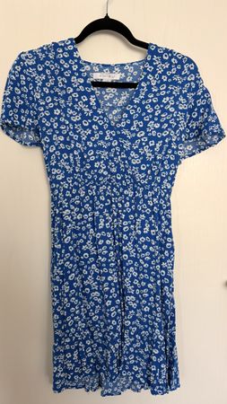 Kleid Amisu blau mit Blumenmuster Grösse 34 neuwertig