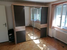 Grosser Schiebetürenschrank mit Spiegel