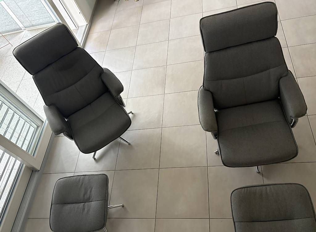Sessel: Relaxsessel mit Hocker – Gebraucht aus Biel-Benken von Niera