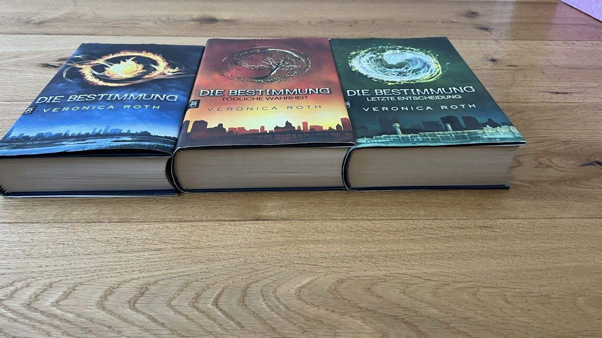 Libri: Die Bestimmung Trilogie von Veronica Roth – Nuovo (secondo la descrizione) da Hägendorf venduto da Sel.in.a 4