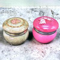 Deux boîtes à bijoux sculptées albâtre vert et rose. Italie