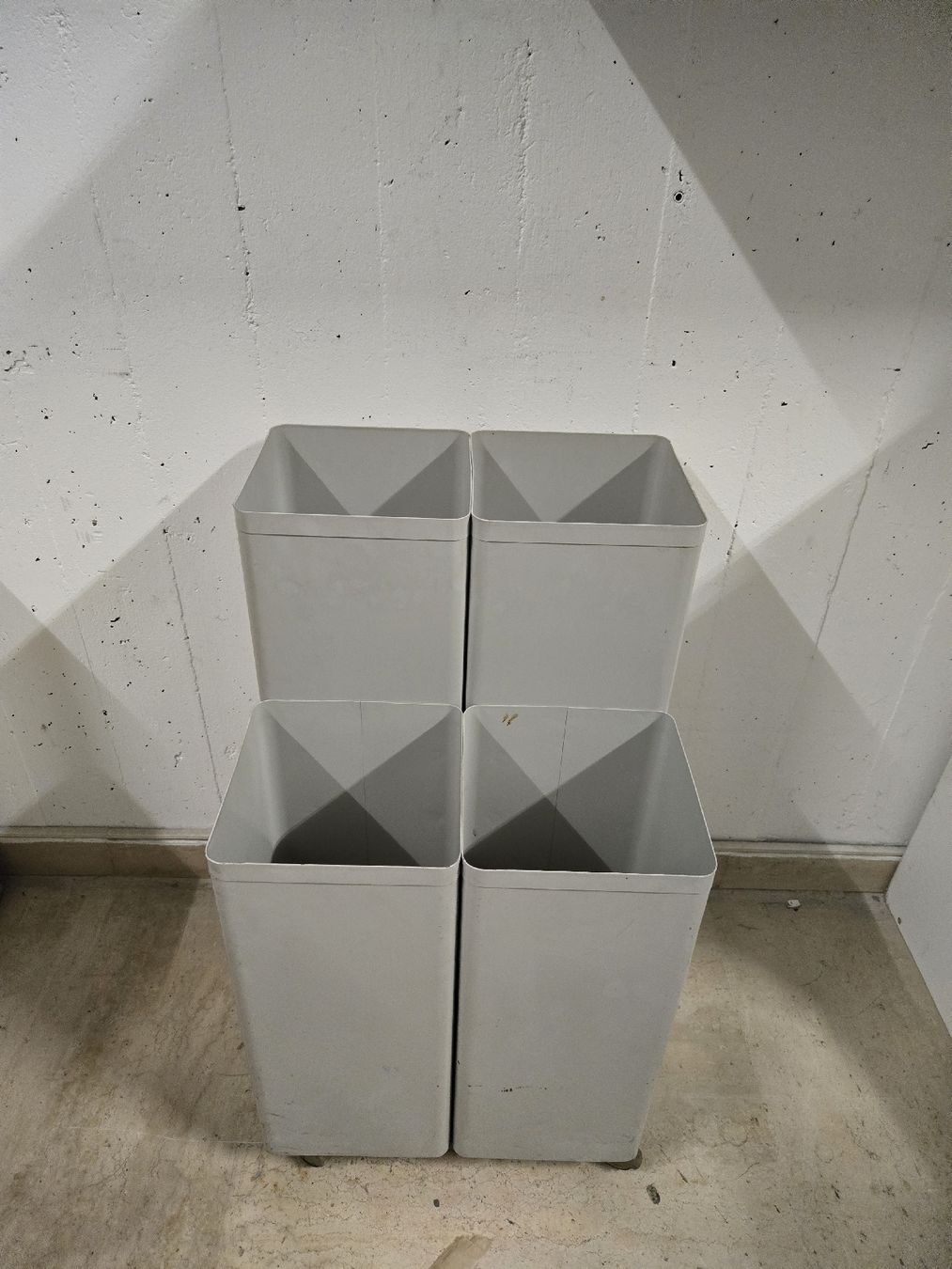 Korpus: Bacs rangement NEOLT gris roulants   – Gebraucht aus Genève von xso_dm5n