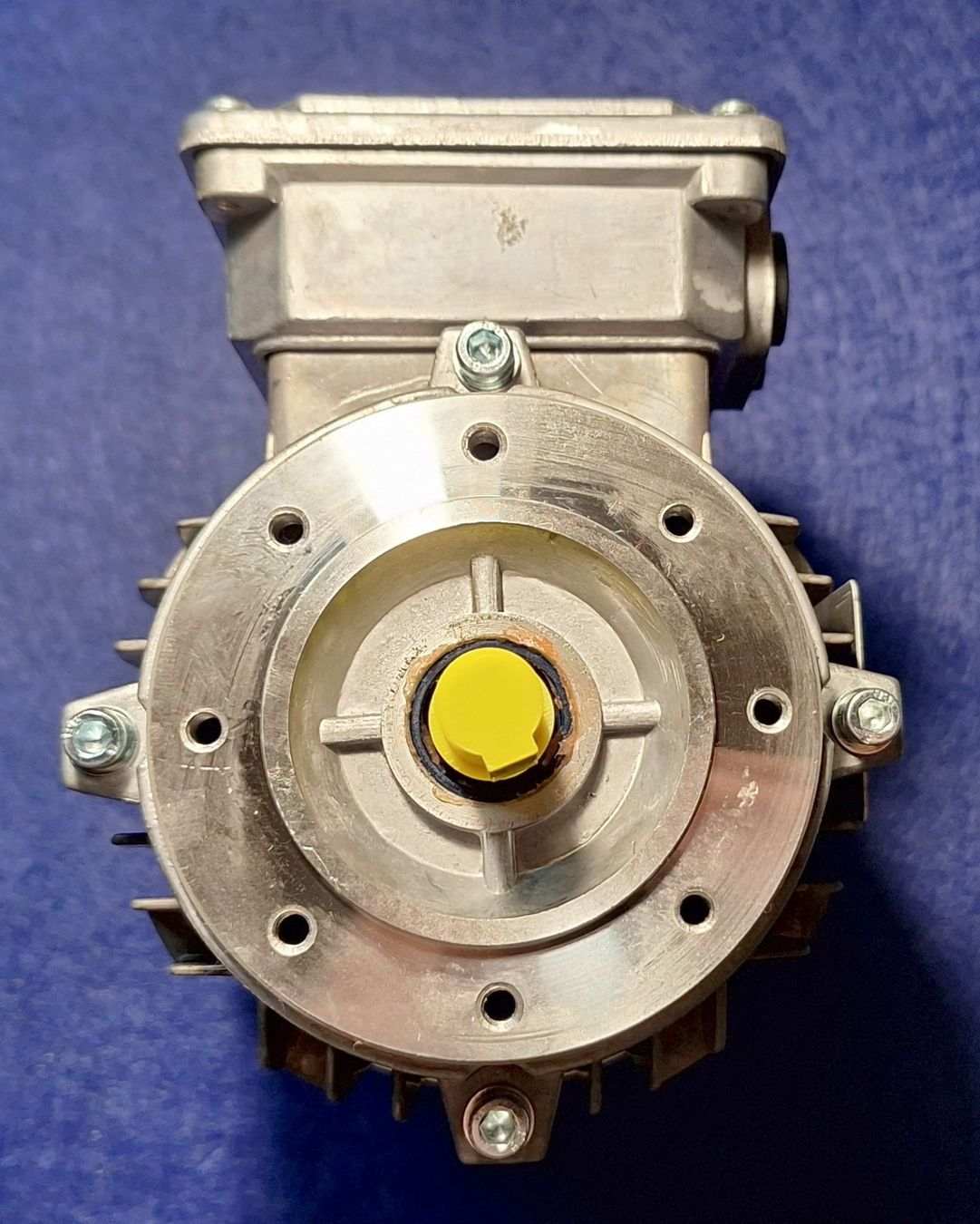 Motori: Moteur triphasé Lenze MDERAXX063-32V1 – Nuovo e nell'imballaggio originale da Bussy FR venduto da 023 2