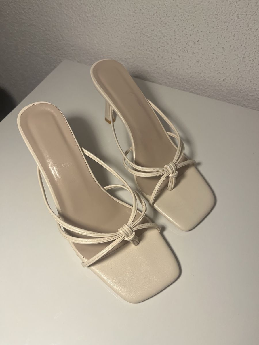 Scarpe da donna: Creme Beige Mules mit Absatz – Usato da Oetwil a.d. Limmat venduto da Onaledi 1