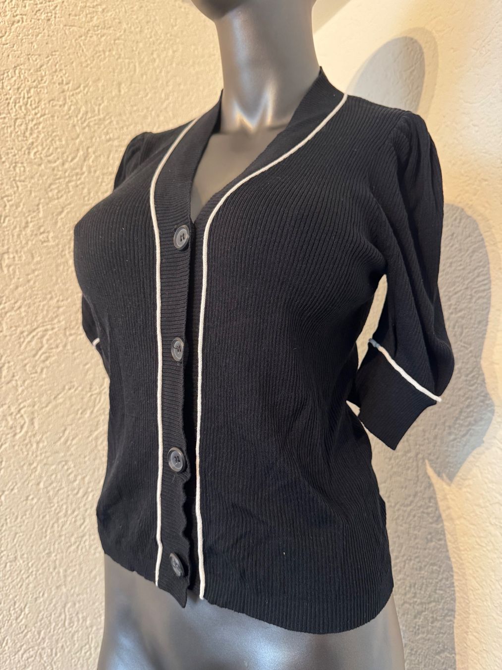 Jacken: Schwarze Strickjacke mit kurzen Ärmeln Gr S - M – Gebraucht aus Frenkendorf von Style365 2